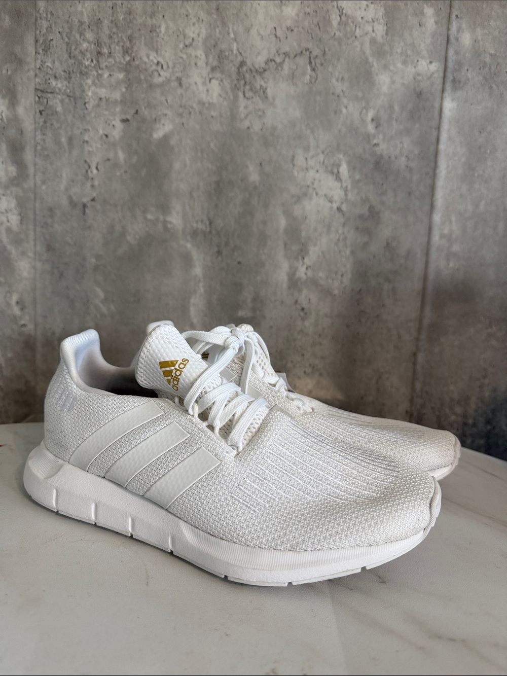 adidas swift run 1.0 running White Knit Casual Sneakers with Gold Logo sz 6.5